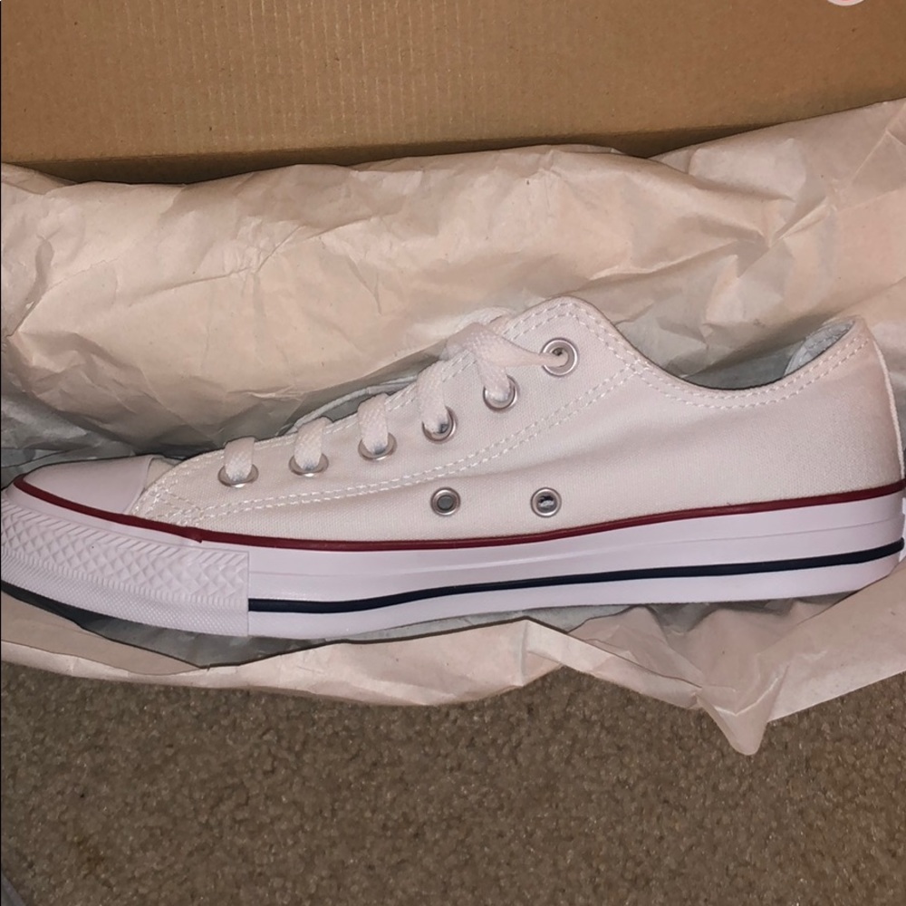 Size 9 Women’s/ 7 men’s White Converse